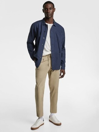 Tenue: Veste-chemise bleu marine, T-shirt à col rond blanc, Pantalon chino marron clair, Baskets basses en cuir blanches