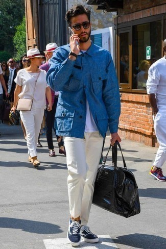 Un pantalon chino à porter avec une veste-chemise bleue: Pense à opter pour une veste-chemise bleue et un pantalon chino pour achever un look habillé mais pas trop. Si tu veux éviter un look trop formel, opte pour une paire de baskets basses en toile bleu marine et blanc.