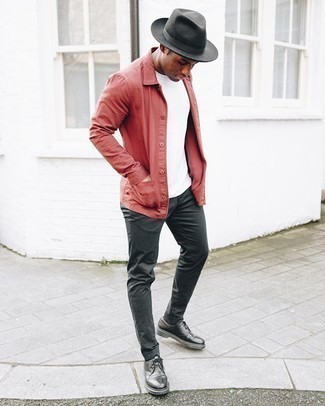 Comment porter un chapeau gris: Opte pour une veste-chemise rouge avec un chapeau gris pour un look idéal le week-end. Jouez la carte classique pour les chaussures et complète cet ensemble avec une paire de chaussures derby en cuir noires.