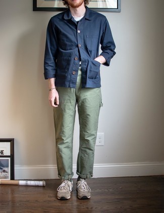 Comment porter des chaussettes vert foncé: Associe une veste-chemise bleu marine avec des chaussettes vert foncé pour un look idéal le week-end. Termine ce look avec une paire de chaussures de sport marron clair.