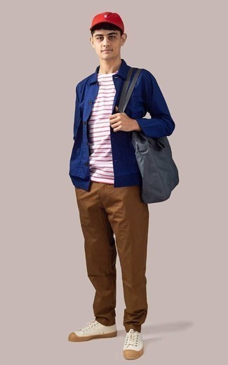Comment porter un pantalon chino marron: Associe une veste-chemise bleu marine avec un pantalon chino marron pour créer un look chic et décontracté. Mélange les styles en portant une paire de baskets basses en toile blanches.