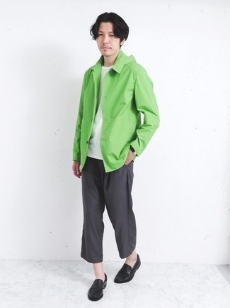 Comment porter une veste-chemise vert menthe: Harmonise une veste-chemise vert menthe avec un pantalon chino gris foncé pour aller au bureau. Une paire de slippers en cuir noirs apportera une esthétique classique à l'ensemble.