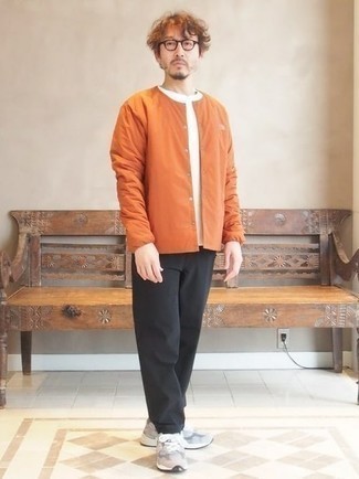 Comment porter une veste-chemise orange: Pense à associer une veste-chemise orange avec un pantalon chino noir pour créer un look chic et décontracté. Tu veux y aller doucement avec les chaussures? Choisis une paire de chaussures de sport grises pour la journée.