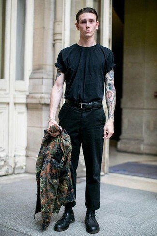 Tenue: Veste-chemise camouflage olive, T-shirt à col rond noir, Pantalon chino noir, Chaussures derby en cuir noires