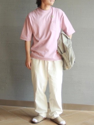 Tenue: Veste-chemise beige, T-shirt à col rond rose, Pantalon chino beige, Sandales en toile marron clair