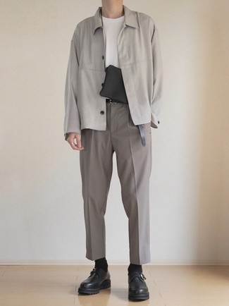 Comment porter une veste-chemise grise: Pense à harmoniser une veste-chemise grise avec un pantalon chino gris pour créer un look chic et décontracté. Transforme-toi en bête de mode et fais d'une paire de monks en cuir noirs ton choix de souliers.