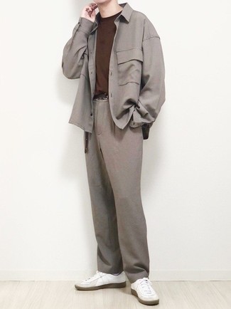 Comment porter une veste-chemise gris foncé à 30 ans: Marie une veste-chemise gris foncé avec un pantalon chino gris pour un look idéal au travail. D'une humeur créatrice? Assortis ta tenue avec une paire de baskets basses en cuir blanches.