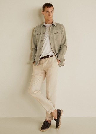Tenue: Veste-chemise olive, T-shirt à col rond blanc, Pantalon chino beige, Espadrilles en cuir marron foncé