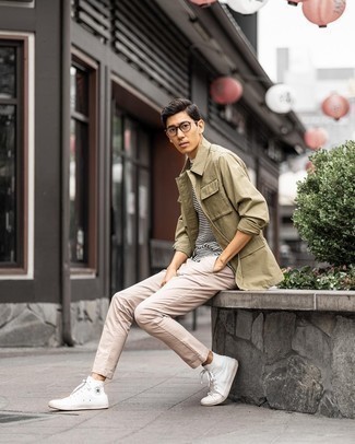 Comment porter un pantalon chino beige: Associer une veste-chemise olive avec un pantalon chino beige est une option génial pour une journée au bureau. Si tu veux éviter un look trop formel, fais d'une paire de baskets montantes en toile blanches ton choix de souliers.