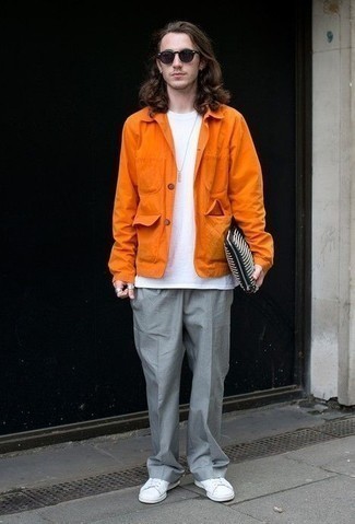 Comment porter une veste-chemise orange: Porte une veste-chemise orange et un pantalon chino gris pour prendre un verre après le travail. Pour les chaussures, fais un choix décontracté avec une paire de baskets basses en toile blanches.