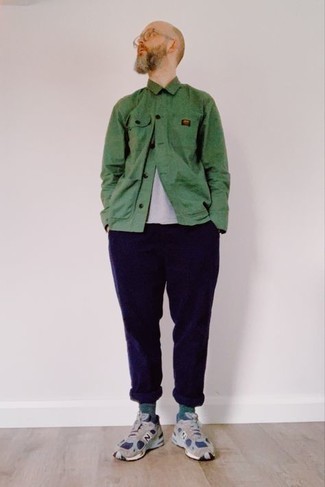 Comment porter une veste-chemise vert menthe: Associer une veste-chemise vert menthe avec un pantalon chino violet est une option parfait pour une journée au bureau. Jouez la carte décontractée pour les chaussures et opte pour une paire de chaussures de sport grises.