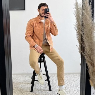 Un pantalon chino à porter avec une veste-chemise orange à 30 ans: Essaie d'harmoniser une veste-chemise orange avec un pantalon chino pour prendre un verre après le travail. Pour les chaussures, fais un choix décontracté avec une paire de baskets basses en cuir blanches.