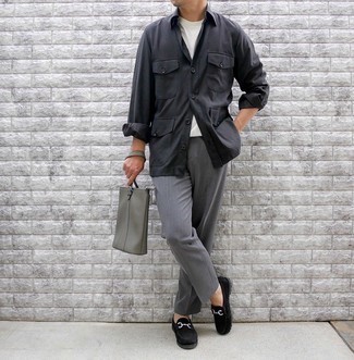 Comment porter une pochette en cuir grise: Associe une veste-chemise noire avec une pochette en cuir grise pour une tenue idéale le week-end. Une paire de slippers en daim noirs apportera une esthétique classique à l'ensemble.