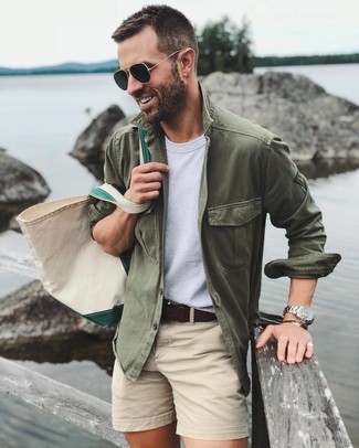 Comment porter une veste-chemise vert foncé en été à 30 ans: Pour une tenue de tous les jours pleine de caractère et de personnalité pense à marier une veste-chemise vert foncé avec un short beige. Bref, ce look d'été est super.