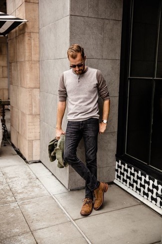 Comment porter un jean gris foncé à 30 ans: Harmonise une veste-chemise olive avec un jean gris foncé pour obtenir un look relax mais stylé. Une paire de bottes de loisirs en cuir marron est une option génial pour complèter cette tenue.