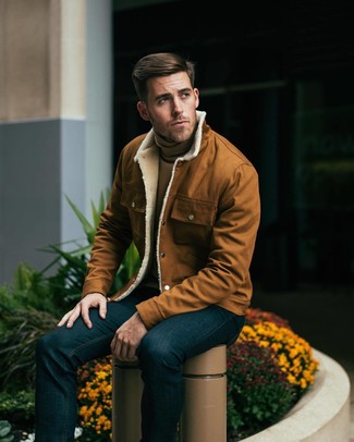 Une veste-chemise à porter avec un pull à col roulé marron clair: Associe une veste-chemise avec un pull à col roulé marron clair pour créer un look chic et décontracté.