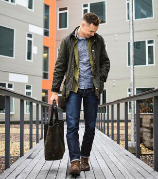 Comment porter un sac vert foncé: Associe une veste-chemise olive avec un sac vert foncé pour une tenue relax mais stylée. Jouez la carte classique pour les chaussures et choisis une paire de bottes de loisirs en cuir marron.