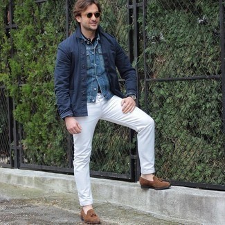 Un jean à porter avec une veste-chemise bleu marine: Porte une veste-chemise bleu marine et un jean pour une tenue idéale le week-end. Ajoute une paire de mocassins à pampilles en daim marron à ton look pour une amélioration instantanée de ton style.