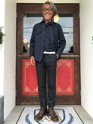 Un pantalon de costume à porter avec une veste-chemise bleue après 50 ans: Choisis une veste-chemise bleue et un pantalon de costume pour dégager classe et sophistication. Jouez la carte décontractée pour les chaussures et choisis une paire de bottines chukka en cuir marron foncé.