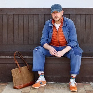 Comment porter un jean à patchwork bleu: Associe une veste-chemise en denim bleue avec un jean à patchwork bleu pour un look de tous les jours facile à porter. Mélange les styles en portant une paire de chaussures de sport orange.
