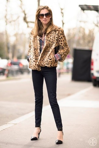 Tenue: Veste de fourrure imprimée léopard marron clair, Chemise de ville écossaise multicolore, Jean skinny noir, Escarpins en cuir noirs