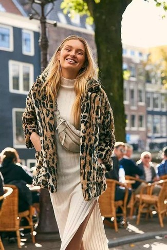 Comment s'habiller quand il fait frais: Harmonise une veste de fourrure imprimée léopard marron clair avec une robe midi en tricot beige pour une tenue raffinée mais idéale le week-end.