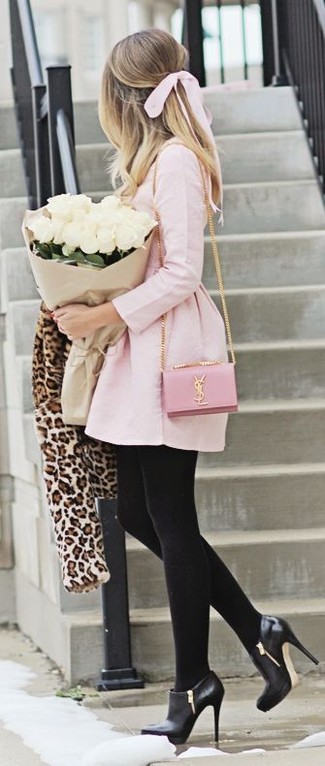 Tenue: Veste de fourrure imprimée léopard beige, Robe patineuse rose, Bottines en cuir noires, Sac bandoulière en cuir rose