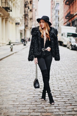 Comment porter un chapeau en laine noir: Harmonise une veste de fourrure noire avec un chapeau en laine noir pour créer un look génial et idéal le week-end. Habille ta tenue avec une paire de cuissardes en daim noires.