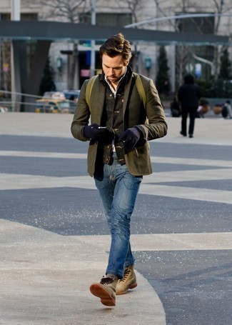 Comment porter un blazer en laine olive: Essaie d'associer un blazer en laine olive avec un jean bleu si tu recherches un look stylé et soigné. Cette tenue se complète parfaitement avec une paire de bottes de loisirs en daim olive.