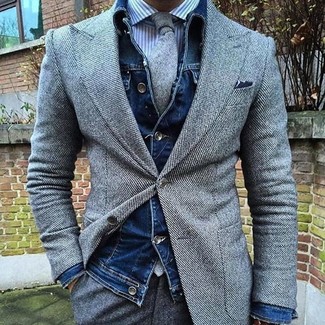 Comment porter une cravate en laine grise en automne à 30 ans: Harmonise une veste en jean bleu marine avec une cravate en laine grise pour un look pointu et élégant. On aime ce look, bien automnale.