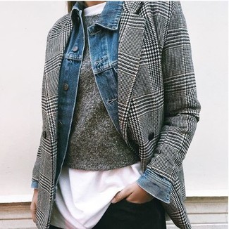 Comment porter un pull à col rond gris: Pour une tenue de tous les jours pleine de caractère et de personnalité pense à porter un pull à col rond gris et un jean skinny noir.