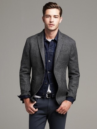 Comment porter un blazer en laine gris pour un style chic decontractés: Associe un blazer en laine gris avec un pantalon chino gris foncé pour prendre un verre après le travail.