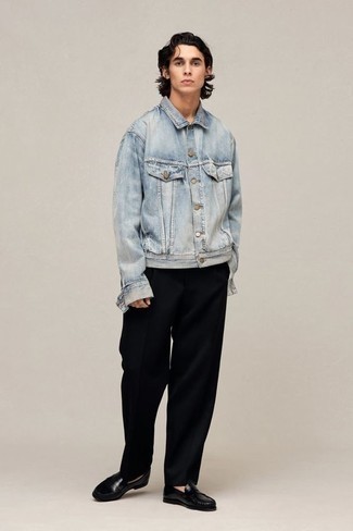 Tenue: Veste en jean bleu clair, Pantalon chino noir, Slippers en cuir noirs
