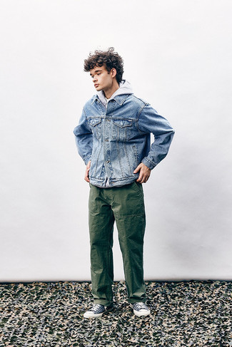 Tendances mode hommes: Harmonise une veste en jean bleu clair avec un pantalon chino vert foncé pour une tenue idéale le week-end. Si tu veux éviter un look trop formel, choisis une paire de baskets basses en toile bleu marine et blanc.