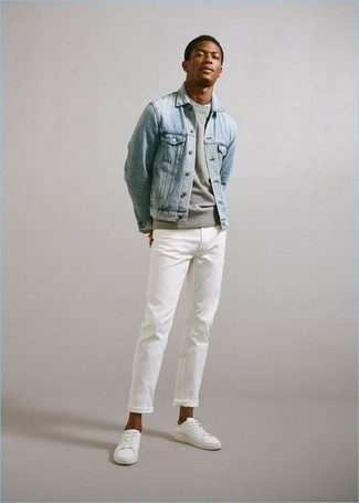 Comment porter une veste en jean bleu clair à 30 ans: Pour une tenue de tous les jours pleine de caractère et de personnalité opte pour une veste en jean bleu clair avec un jean blanc. Une paire de baskets basses en toile blanches est une option génial pour complèter cette tenue.