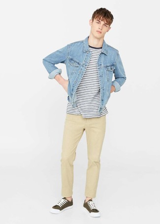 Tenue: Veste en jean bleu clair, T-shirt à col rond à rayures horizontales blanc et bleu marine, Jean beige, Baskets basses olive
