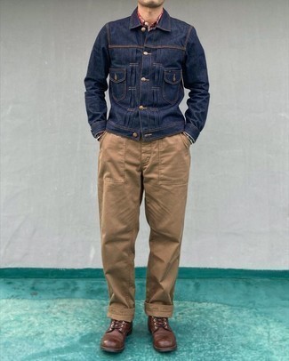 Tenue: Veste en jean bleu marine, Chemise à manches longues écossaise multicolore, Pantalon chino marron clair, Bottes de loisirs en cuir marron foncé