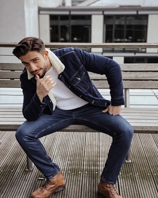 Comment porter un pull torsadé blanc: Pense à opter pour un pull torsadé blanc et un jean bleu marine pour obtenir un look relax mais stylé. Rehausse cet ensemble avec une paire de bottes de loisirs en cuir marron.