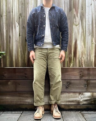 Tendances mode hommes: Marie une veste en jean bleu marine avec un sweat-shirt gris pour un look de tous les jours facile à porter.