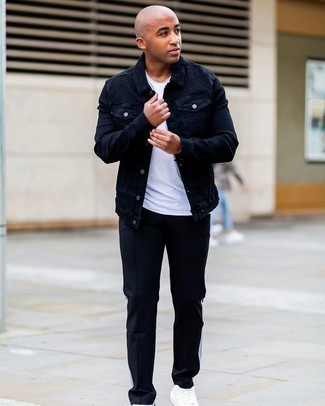Comment porter une veste en jean bleu marine: Opte pour une veste en jean bleu marine avec un pantalon de jogging noir pour un look de tous les jours facile à porter. Complète ce look avec une paire de baskets basses en cuir blanches et noires.