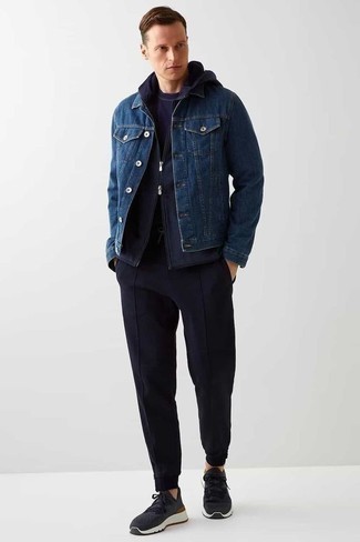 Comment s'habiller pour un style relax en automne: Marie une veste en jean bleu marine avec un t-shirt à col rond bleu marine pour une tenue idéale le week-end. Jouez la carte décontractée pour les chaussures et complète cet ensemble avec une paire de chaussures de sport gris foncé. Ce look est un très bon exemple de la tenue bien automnale.