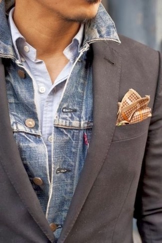 Un blazer à porter avec une veste en jean bleue: Pense à associer une veste en jean bleue avec un blazer pour un look idéal au travail.