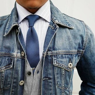 Comment porter une chemise de ville à carreaux blanche: Harmonise une chemise de ville à carreaux blanche avec une veste en jean bleue pour créer un look chic et décontracté.
