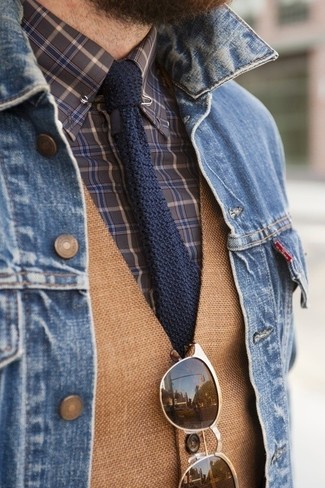 Comment porter une cravate en tricot bleu marine: Essaie d'harmoniser une veste en jean bleue avec une cravate en tricot bleu marine pour un look classique et élégant.