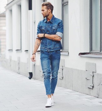Comment porter des baskets basses blanches: Pour une tenue de tous les jours pleine de caractère et de personnalité associe une veste en jean bleue avec un jean bleu. Termine ce look avec une paire de baskets basses blanches.