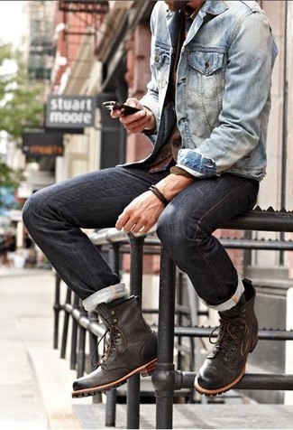 Des bottes de loisirs à porter avec une veste en jean bleue: Essaie de marier une veste en jean bleue avec un jean noir pour obtenir un look relax mais stylé. Transforme-toi en bête de mode et fais d'une paire de bottes de loisirs ton choix de souliers.