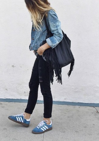 Comment porter un jean skinny déchiré noir: Pense à opter pour une veste en jean bleue et un jean skinny déchiré noir pour un look idéal le week-end. Cette tenue est parfait avec une paire de baskets basses en daim bleues.