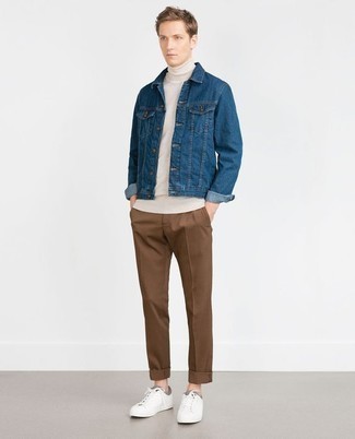 Tenue: Veste en jean bleue, Pull à col roulé blanc, Pantalon chino marron, Baskets basses en cuir blanches