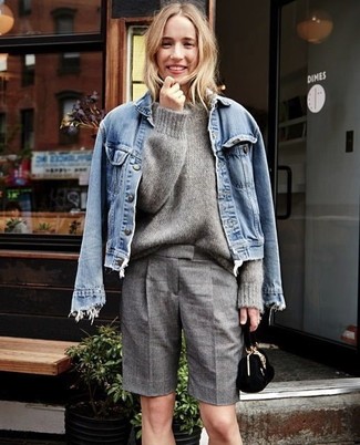 Comment porter un pull surdimensionné en tricot gris: Essaie de marier un pull surdimensionné en tricot gris avec un short gris pour créer un look génial et idéal le week-end.
