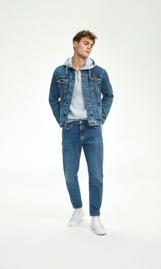 Tenue: Veste en jean bleue, Sweat à capuche gris, Jean bleu, Baskets montantes en toile blanches